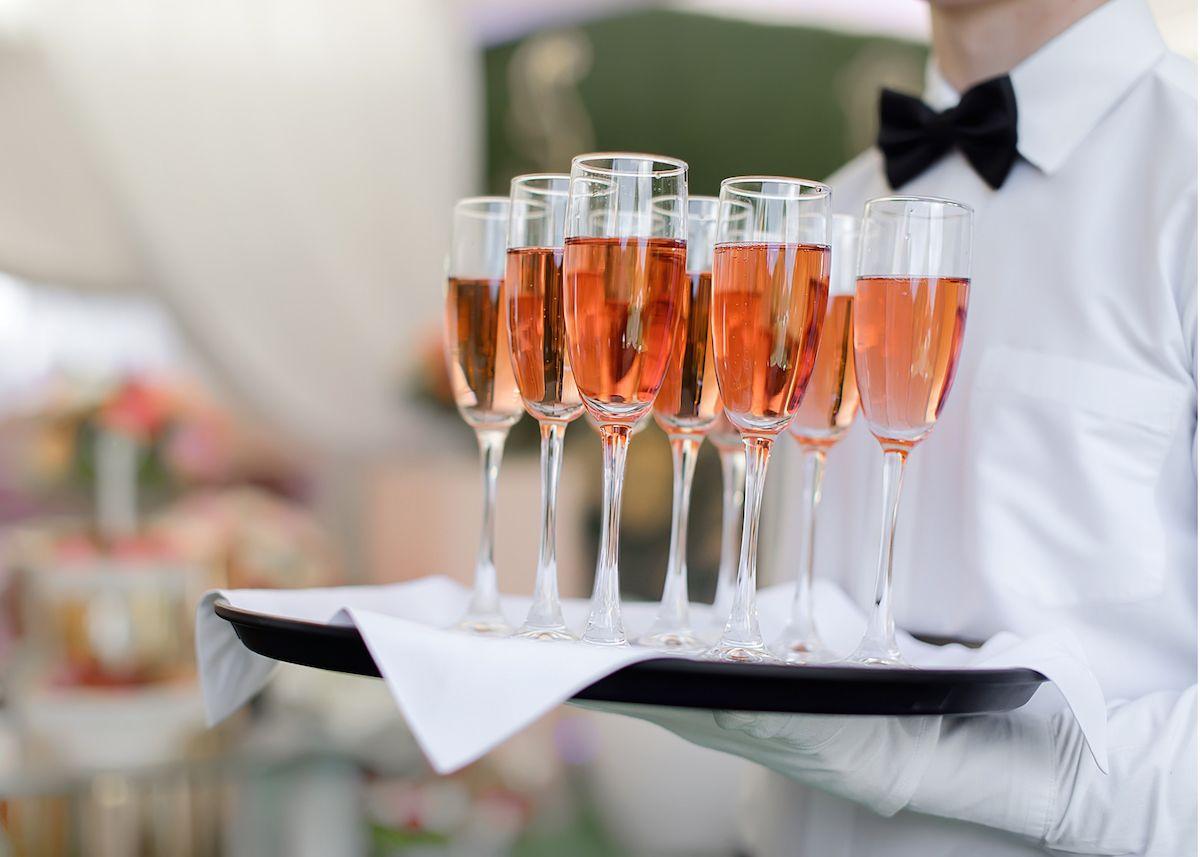 先锋公园广场酒店 艾爾帕索 外观 照片 A waiter holding a tray of champagne